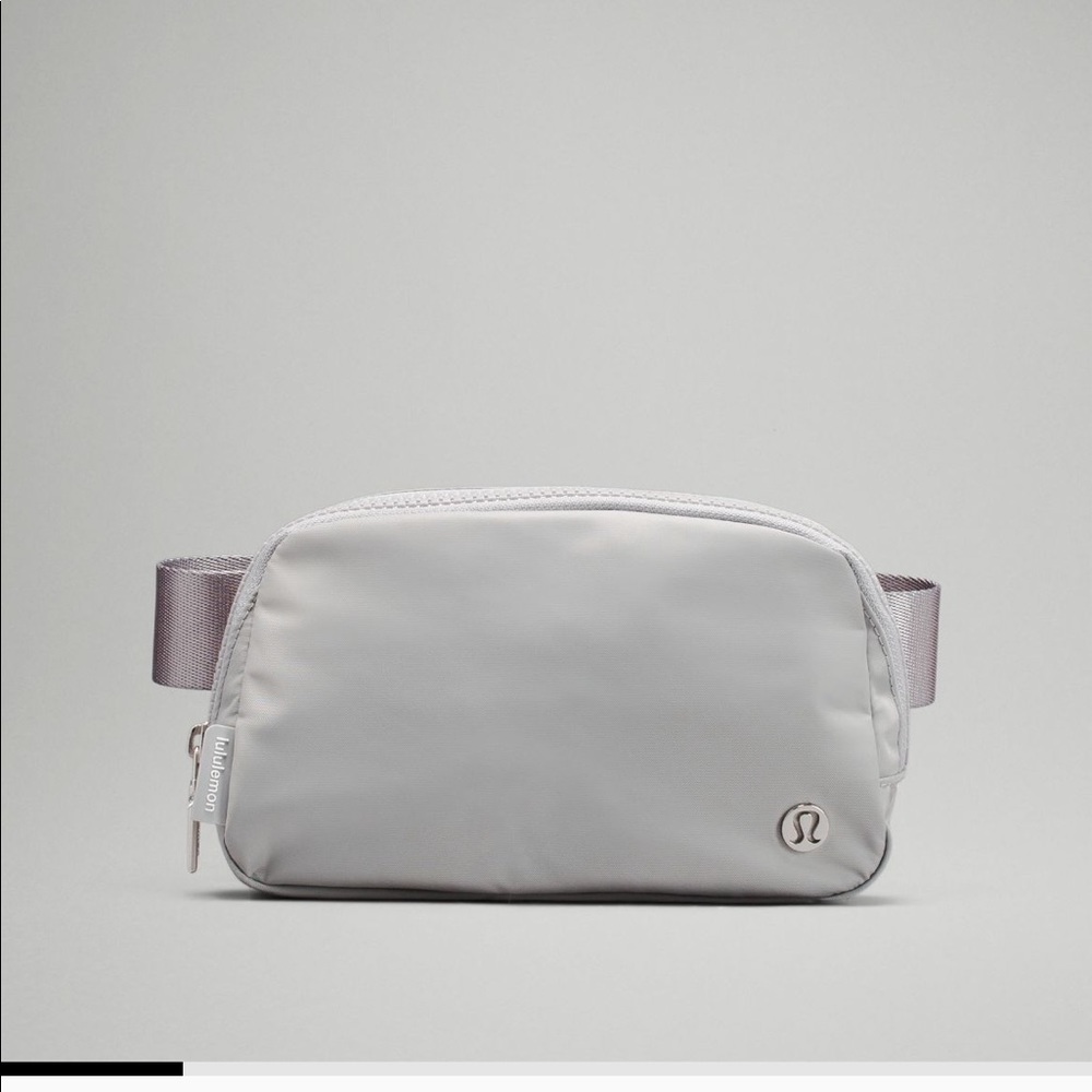 *NWT* Everywhere belt Bag SILVER DROP